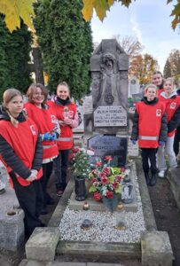 Wolontariuszki SK Caritas porządkowały miejsca pamięci